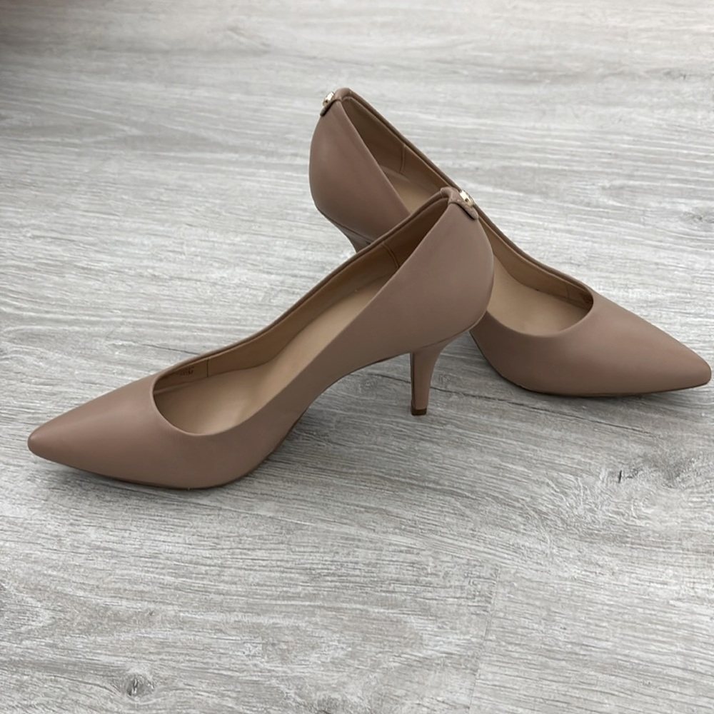Michael Kors Flex Pumps Leather Pointed Toe Heels Beige size 7